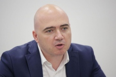 Министър Илин Димитров внася в НС 9% ДДС за туризма и 100 млн. лв. за реклама